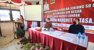 Bupati Landak beri pembinaan kepada guru, kepala sekolah SD dan SMP