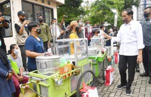 Kunjungi Pasar Muntilan, Presiden Cek Langsung Harga Minyak Goreng