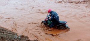 Pertambangan nikel tidak sesuai amdal, jalan Desa Laronai Morowali longsor