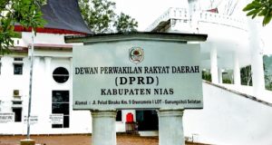 Memprihatinkan, sejumlah oknum anggota DPRD Nias terekam sedang main judi di Gedung Dewan