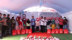 Peringati HUT ke-77, Pemprov Maluku Gelar Pengobatan Massal dan serahkan sembako di Kecamatan Leihitu