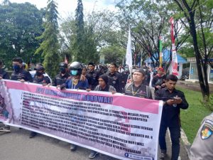 Ratusan massa KSBSI gelar aksi demo di Kantor Bupati Morowali 