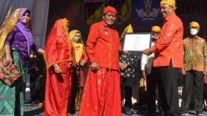 Gubernur Sulteng serahkan sertifikat WBTB Tenun Donggala kepada bupati Kasman Lassa