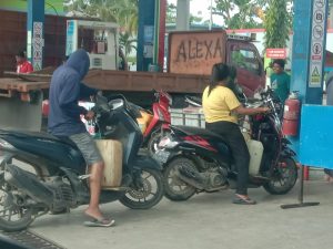 SPBU Lancirang Sidrap,  sibuk mengisi jeriken dengan BBM bersubsudi