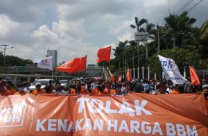 Unjuk rasa tolak kenaikan harga BBM, sejumlah aliansi buruh padati depan Gedung DPR RI