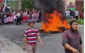 Warga bakar ban dan blokade jalan, arus Medan-Berastagi macat total