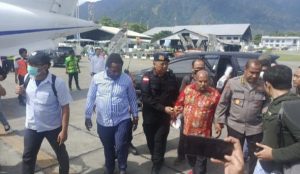 KPK Tangkap Gubernur Papua Langsung Diterbangkan Ke Jakarta