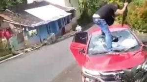 Oknum Polisi Mengamuk Rusak Mobil Pakai Senpi Laras Panjang