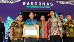 Terima Lencana Bakti Transmigrasi, Bupati Wajo Apresiasi Kemendes PDT RI