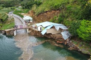 Longsor di Samosir, 2 rumah dan 2 mobil tenggelam ke Danau Toba