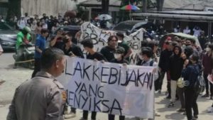 Demo tolak parkir berbayar di kampus, 3 mahasiswa UNPRI Medan dipecat