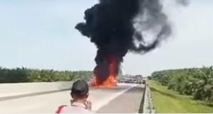 Pick up bawa solar terbakar di Km 63 Tol Tebing Tinggi-Medan