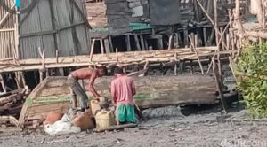 Dua pria terpantau curi BBM dari pipa Pertamina di Belawan
