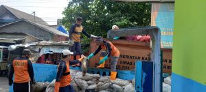Tumpukan Sampah Mulai Diangkut, Warga Desa Bojonggede Kini Merasa Lega