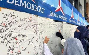 Lawan Moeldoko, Ratusan Kader Demokrat Gelar Aksi Solidaritas Jempol Darah  