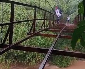 Viral, Pelajar Seluma, Bengkulu Menantang Maut Seberangi Jembatan Rusak Parah