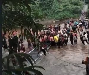 Jembatan Gantung Mentukak Ambruk Saat Nonton Perlombaan Tangkap Bebek