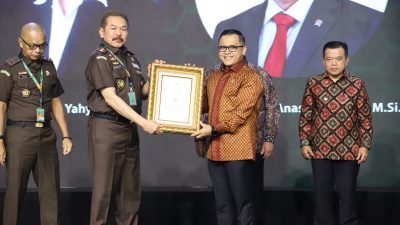 Menpan RB Abdullah Azwar Anas Terima Penghargaan R. Soeprapto Awarad dari Kejaksaan Agung