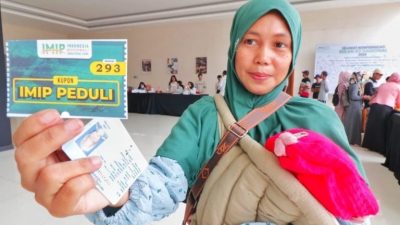 PT IMIP Bagikan Ratusan Paket Sembako untuk Kaum Dhuafa di Bahodopi