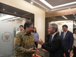 Perkuat Kerja Sama Indonesia – Singapura, Menko Airlangga Bahas Isu–Isu Strategis dengan Menlu Singapura