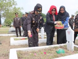 Kapolresta Cirebon Hadiri Upacara dan Pimpin Ziarah Tabur Bunga Dalam Rangka Hari Pahlawan