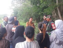 Warga Dua Desa, PenPen dan Sinarancang Berunjuk Rasa Tolak Penutupan Jalan Alternatif
