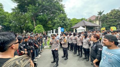 Wakapolresta Cirebon Pimpin Pengamanan Aksi Unras Buruh ke Kantor Bupati Cirebon