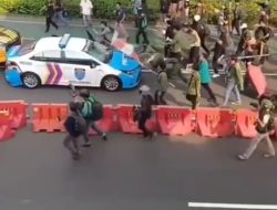 Demo di Polda Metro Jaya Ricuh, Mahasiswa Rusak Mobil Patroli
