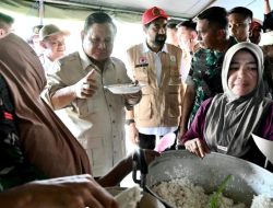 Presiden Prabowo Tinjau Tenda Pengungsian di Bireuen, Cicipi Masakan Warga