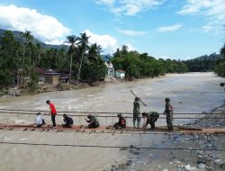 Bersama Warga, Prajurit Kodam IM Rampungkan Perbaikan Jembatan Gantung di Aceh Tenggara
