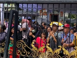 Warga Rela Antri Ikuti Open House Istana, Berharap Bertemu Presiden dan Dapat Sembako
