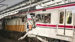 Insiden  Kereta Api Argo Bromo Anggrek 4 Tabrak KRL Commuter Line di Bekasi Timur JAKARTA, KINERJAEKSELEN.co – Insiden tabrakan kereta terjadi di wilayah Bekasi pada Senin (27/4/2026) malam. Kereta Commuter Line (KRL) dilaporkan bertabrakan dengan kereta jarak jauh, KA Argo Bromo Anggrek. Berdasarkan informasi yang beredar dari akun komunitas perkeretaapian di media sosial, kejadian berlangsung sekitar pukul 20.55 WIB di Stasiun Bekasi Timur (BKST). Dalam keterangan tersebut disebutkan bahwa KA Argo Bromo Anggrek 4 dengan rute Stasiun Gambir menuju Stasiun Surabaya Pasarturi mengalami tabrakan “head to head” dengan KRL. Akibat kejadian ini, jalur kereta untuk sementara dilaporkan tidak dapat dilalui. Hingga berita ini diturunkan, belum ada kepastian terkait adanya korban jiwa maupun luka-luka dalam insiden tersebut. Pihak PT Kereta Api Indonesia (KAI) juga belum memberikan keterangan resmi terkait kronologi maupun dampak lebih lanjut dari kecelakaan ini. Peristiwa tersebut langsung ramai diperbincangkan warganet di media sosial, dengan berbagai spekulasi dan kekhawatiran terkait keselamatan perjalanan kereta api. Sumber: Indopos