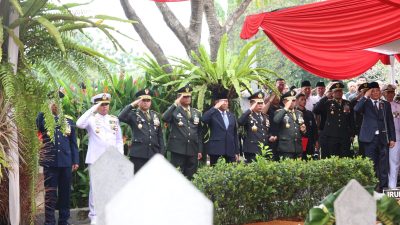 Kasad Beri Penghormatan Terakhir untuk Jenderal TNI (Purn) Ryamizard Ryacudu