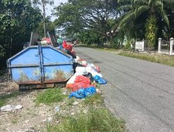 Sampah di Depan MTs Darul Makmur Nagan Raya Menumpuk, Ganggu Proses Belajar Mengajar
