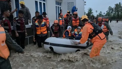 Padang Dikepung Banjir Bandang: Ratusan Warga Dievakuasi, Tanggul dan Akses Jalan Terputus