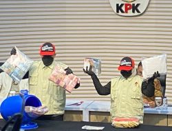 Siasat Gagal Bupati Klaten: KPK Temukan Uang Korupsi Miliaran Rupiah di Dalam Tong Biru